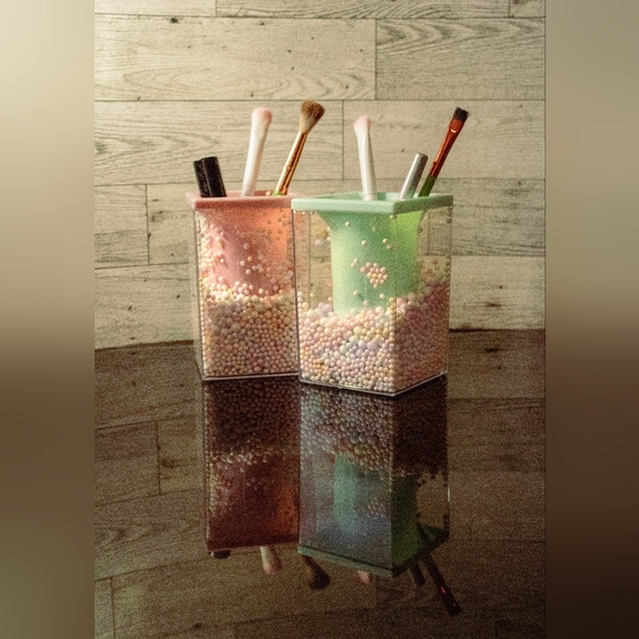 Cute Makeup brush holder with brush - Picture 2 of 4